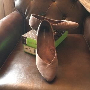Kelly & Katie “KK Zoe” flats in Taupe size 10